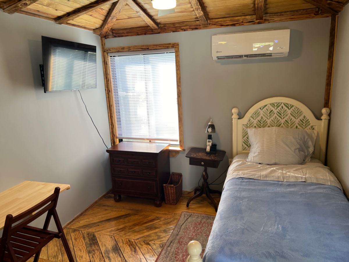 Wooden Tiny House for Rent in Park Circle with Cottage Vibes - Photo 2