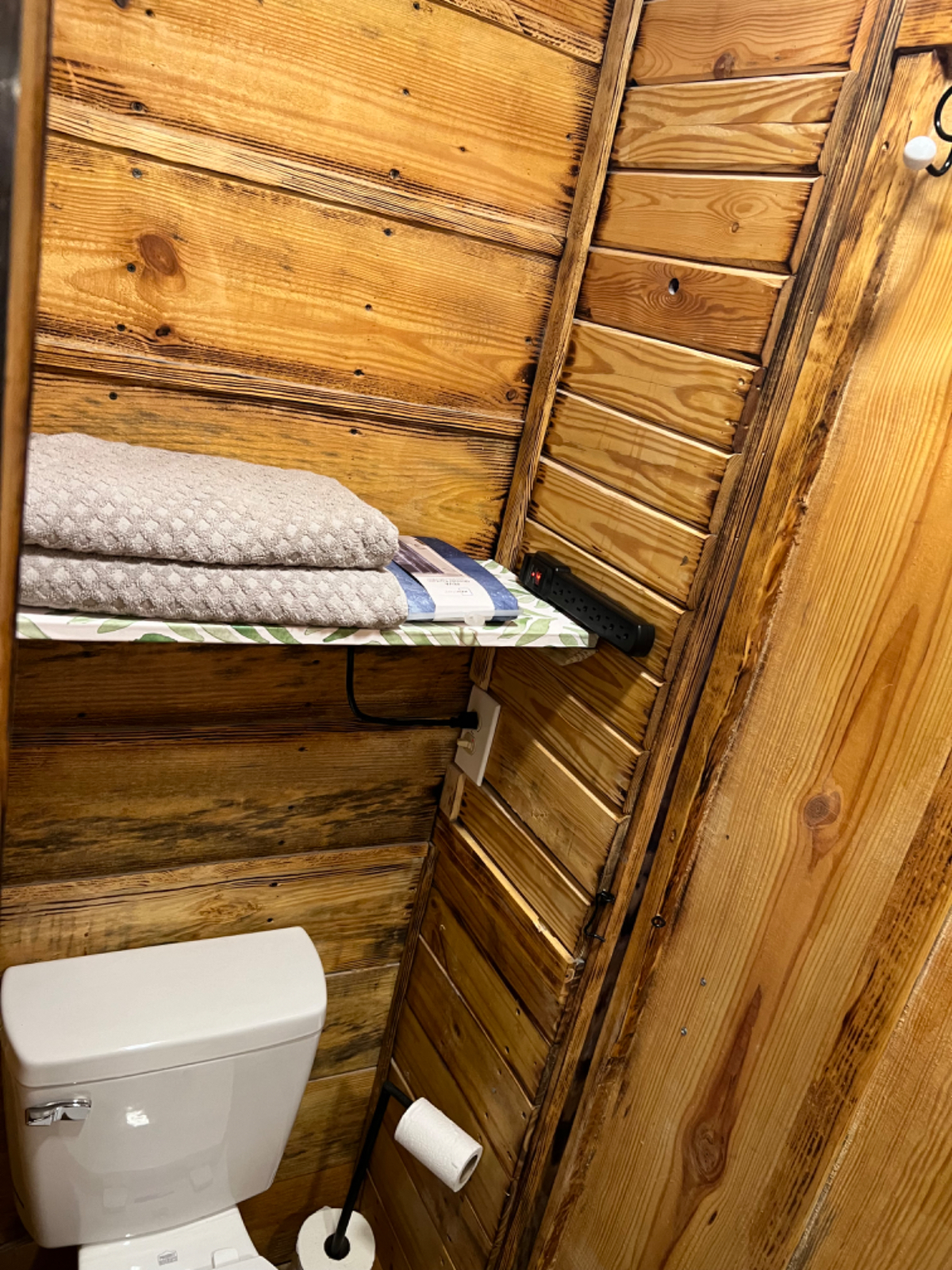 Wooden Tiny House for Rent in Park Circle with Cottage Vibes - Photo 6