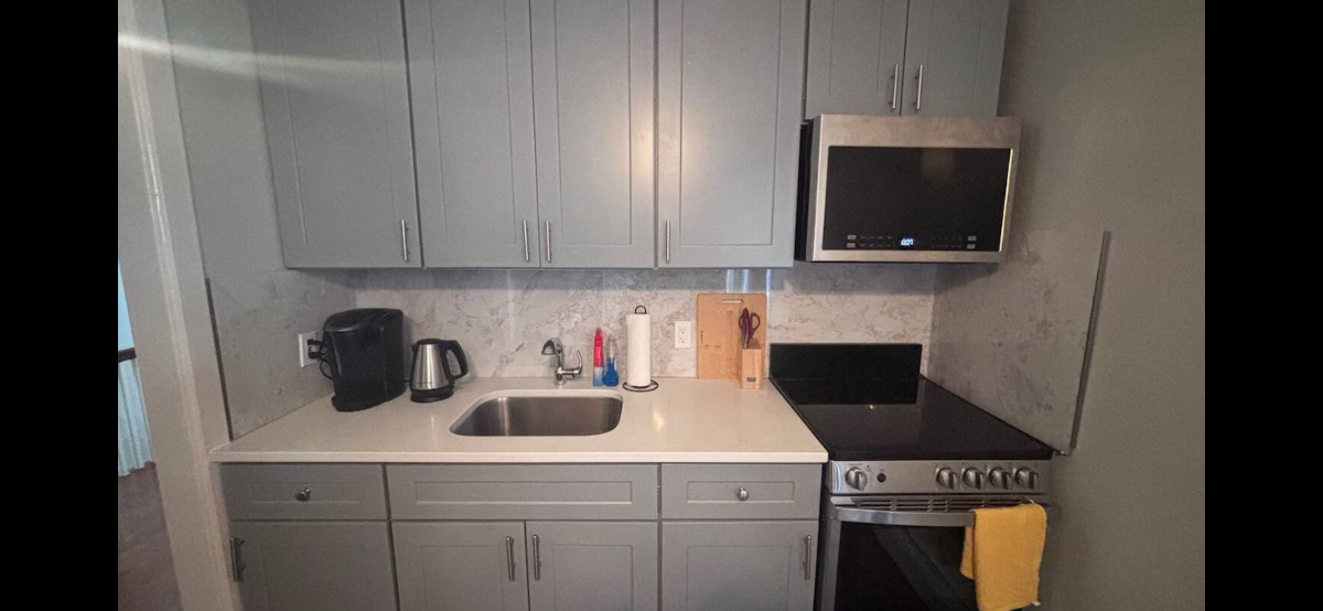 Cozy and comfortable King sized en-suite bedroom, private bathroom and shared kitchen with one other - Photo 2