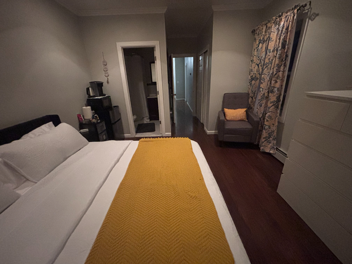 Cozy and comfortable King sized en-suite bedroom, private bathroom and shared kitchen with one other - Photo 1