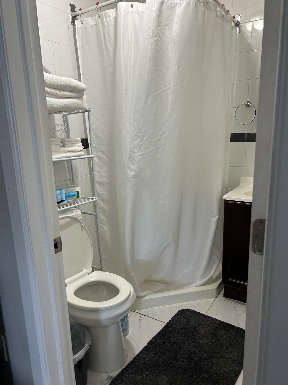 Cozy and comfortable King sized en-suite bedroom, private bathroom and shared kitchen with one other - Photo 7