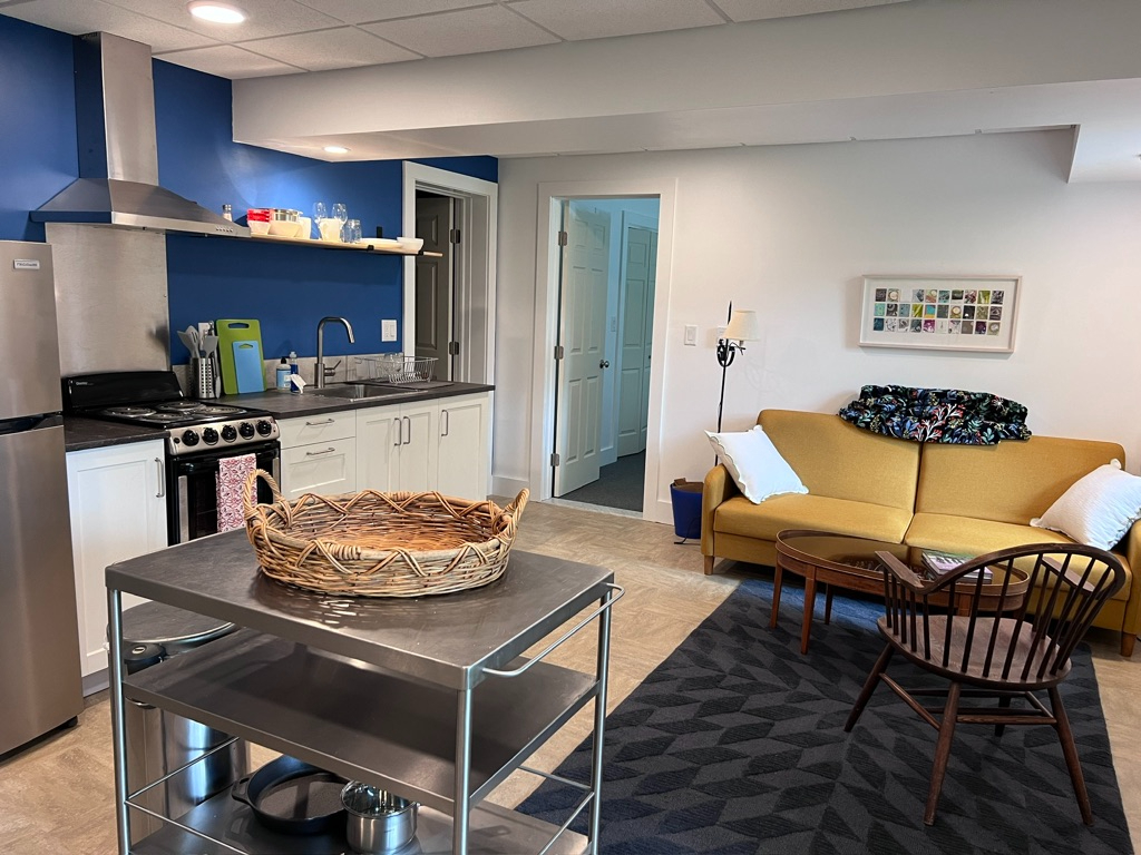 Private 1 bedroom apartment - Photo 2
