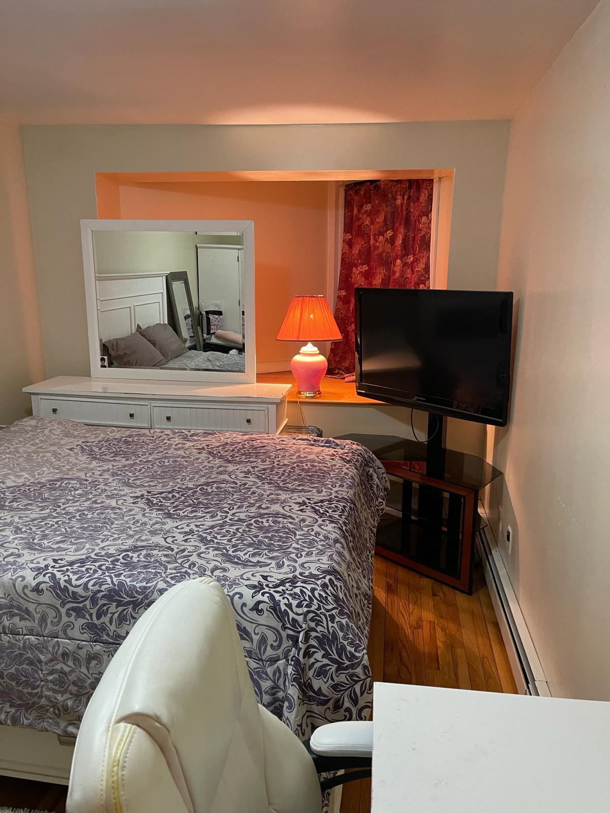 Beautiful room centrally Bronx Hospital and near the train stations. - Photo 2