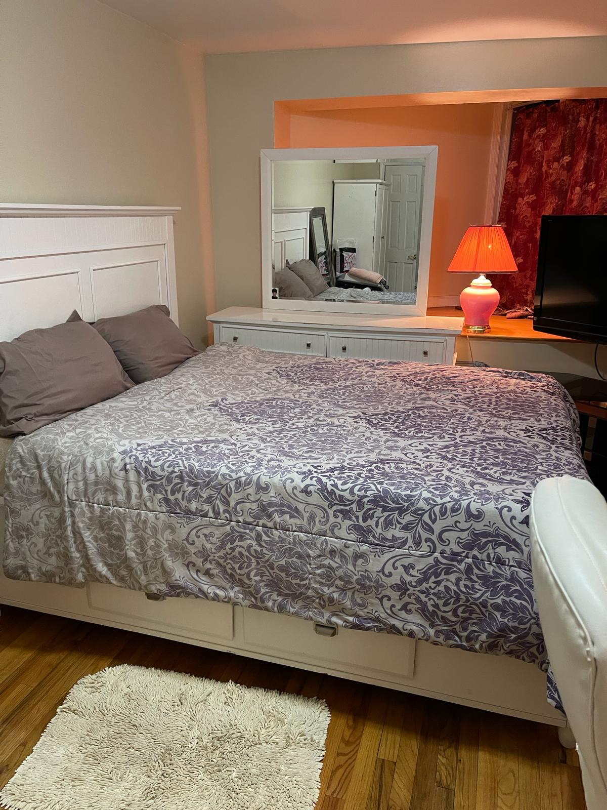 Beautiful room centrally Bronx Hospital and near the train stations. - Photo 4