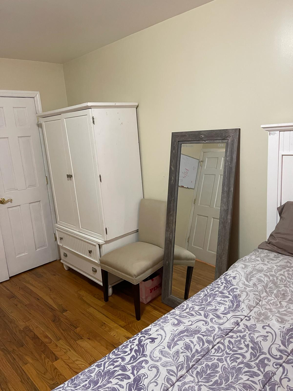 Beautiful room centrally Bronx Hospital and near the train stations. - Photo 5
