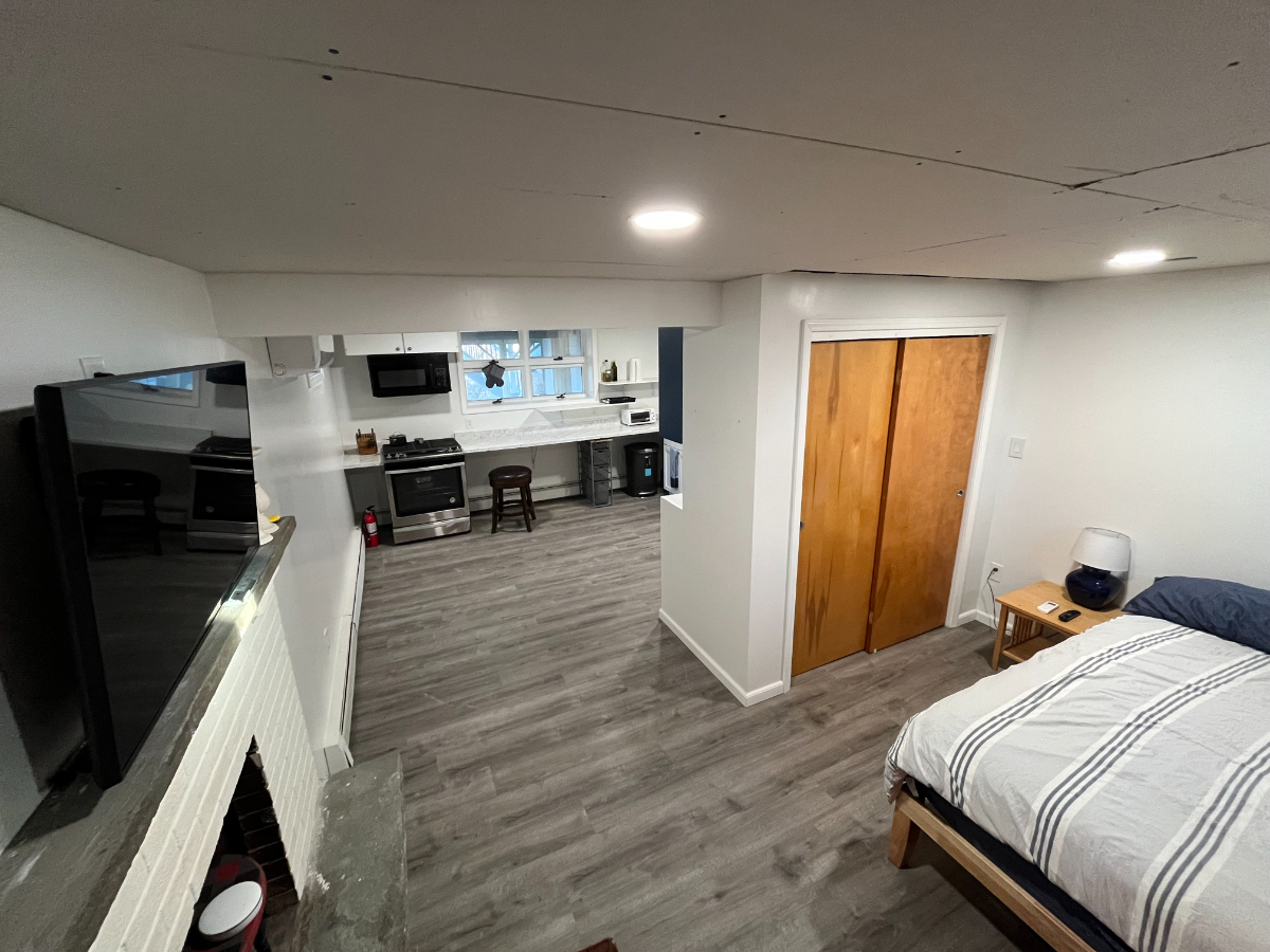 Studio suite (w/ private bathroom) in quiet, suburb neighborhood - Photo 3