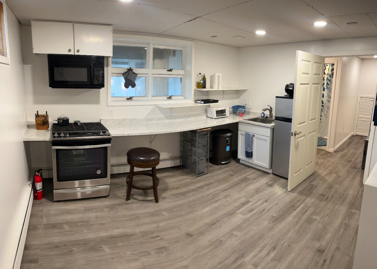 Studio suite (w/ private bathroom) in quiet, suburb neighborhood - Photo 1
