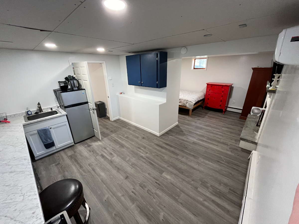 Studio suite (w/ private bathroom) in quiet, suburb neighborhood - Photo 2
