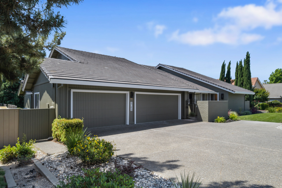 Beautiful Lakefront Property with Stunning views and Large floorplan - Photo 2