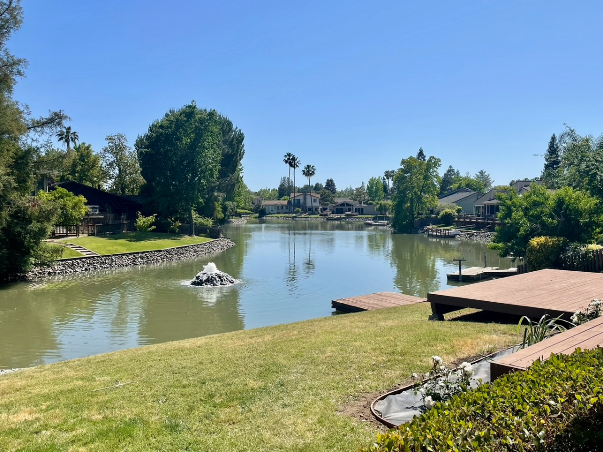 Beautiful Lakefront Property with Stunning views and Large floorplan - Photo 3