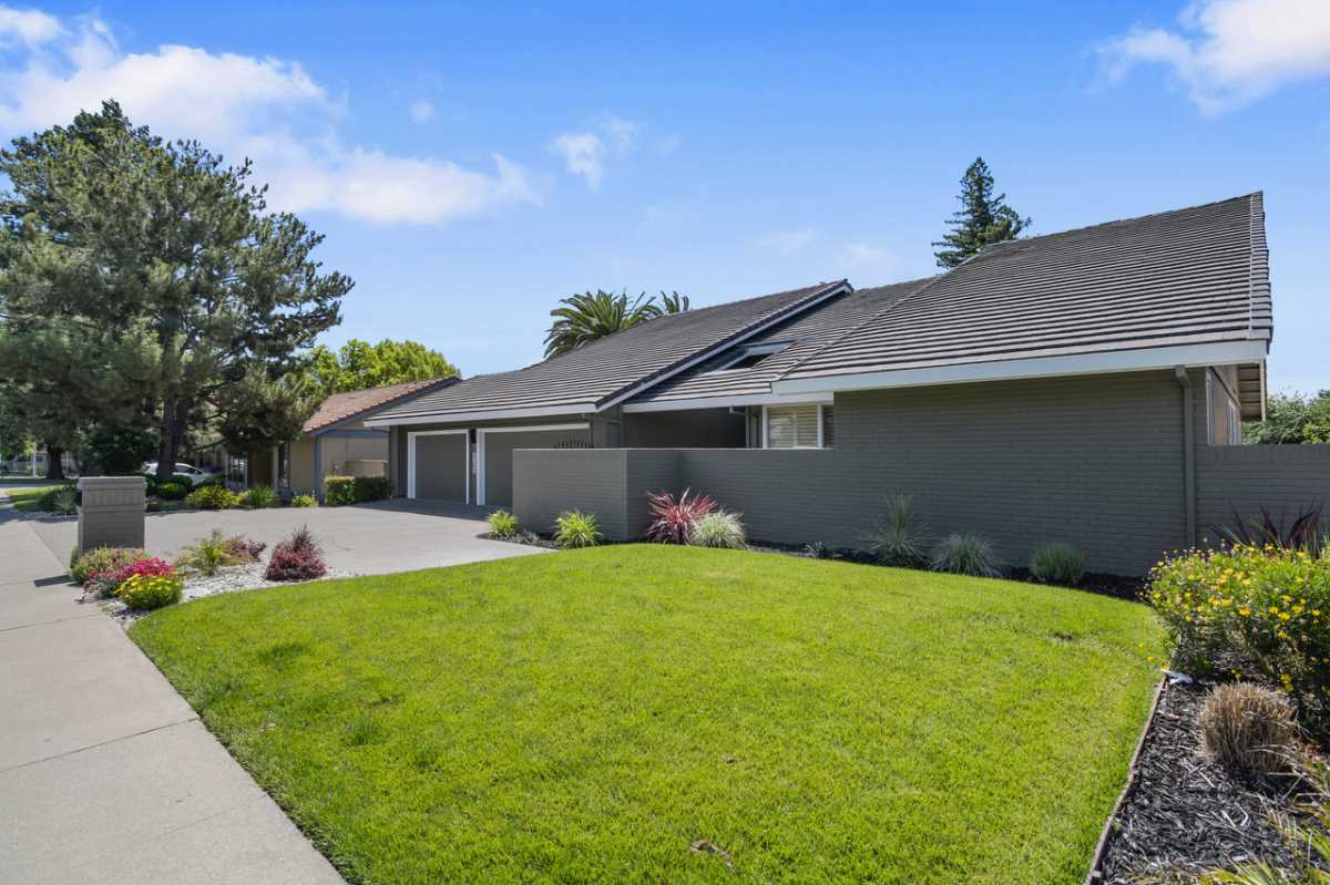 Beautiful Lakefront Property with Stunning views and Large floorplan - Photo 5