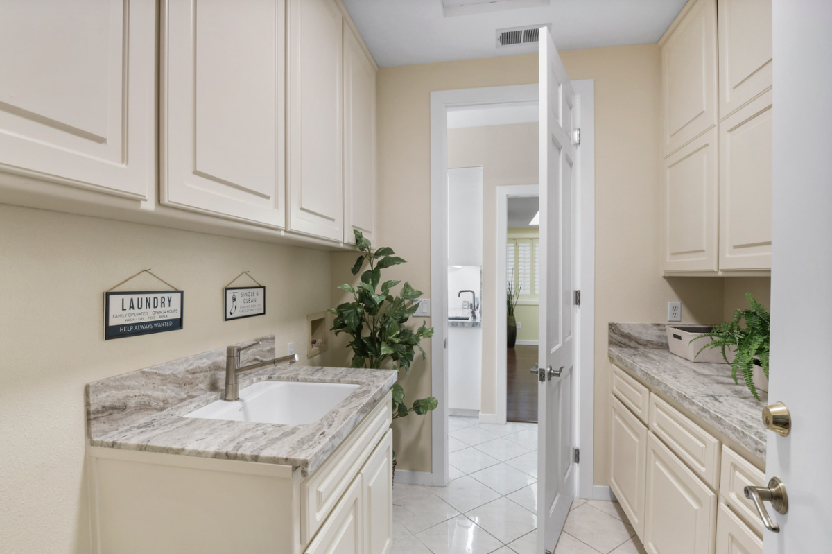 Beautiful Lakefront Property with Stunning views and Large floorplan - Photo 6