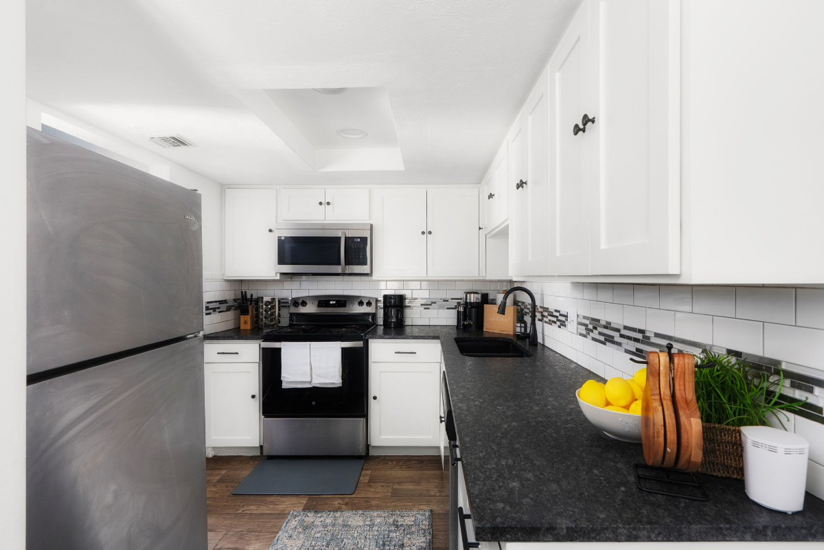 1-Bd DT w/private backyard, in-suite W/D,A/C, WIFI - Photo 4