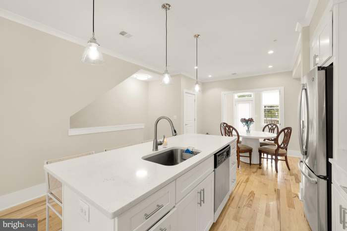 Entire Condo- 3BR 3B Parking - Photo 6