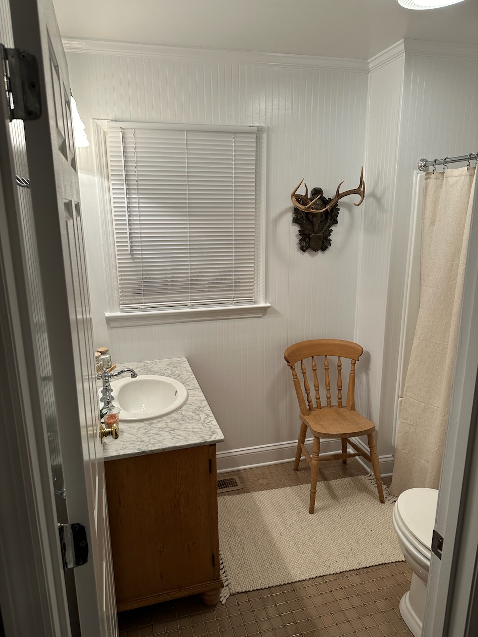 Charming and Spacious 3-Bedroom House with Modern Amenities and a Convenient Location - Photo 12