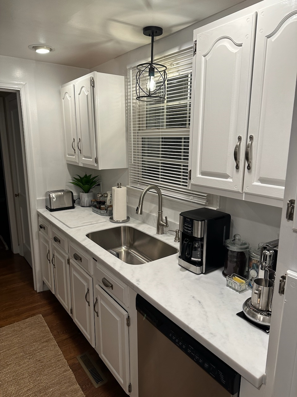 Charming and Spacious 3-Bedroom House with Modern Amenities and a Convenient Location - Photo 8