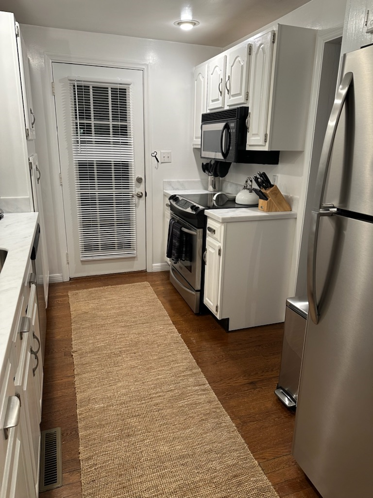 Charming and Spacious 3-Bedroom House with Modern Amenities and a Convenient Location - Photo 9