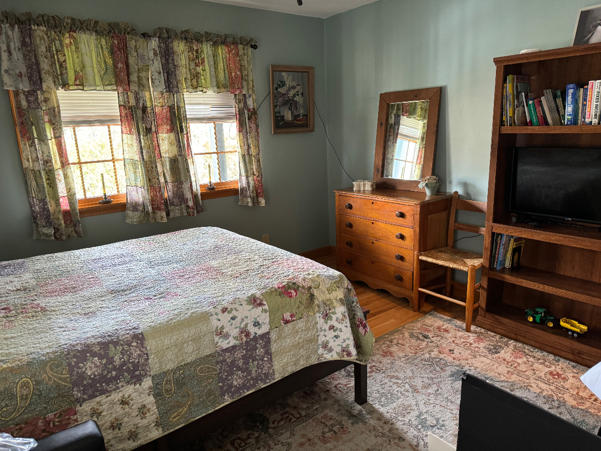 Cozy Retreat in Attleboro -Bedroom in House