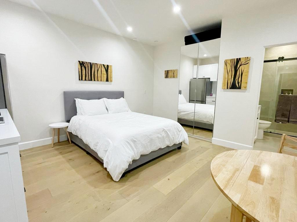 Lovely Centrally Located Los Angeles Studio - Photo 2