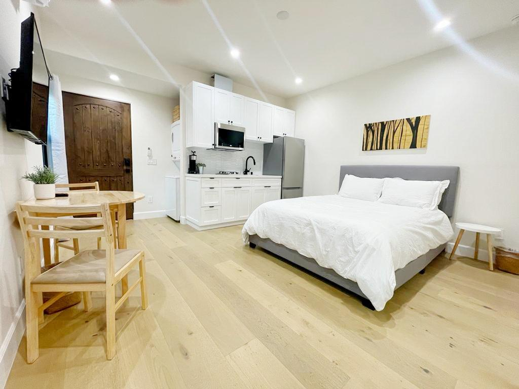 Lovely Centrally Located Los Angeles Studio - Photo 1
