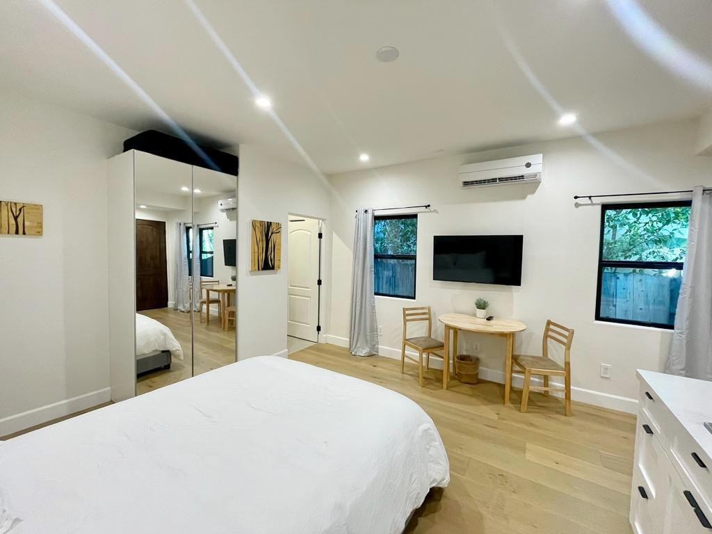 Lovely Centrally Located Los Angeles Studio - Photo 3