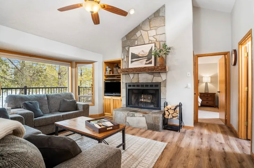 Beautiful home on the North end of Sunriver. 3 bedrooms 2 and 1/2 bath, family room plus a bonus/media room. Updated kitchen, new... - Photo 3