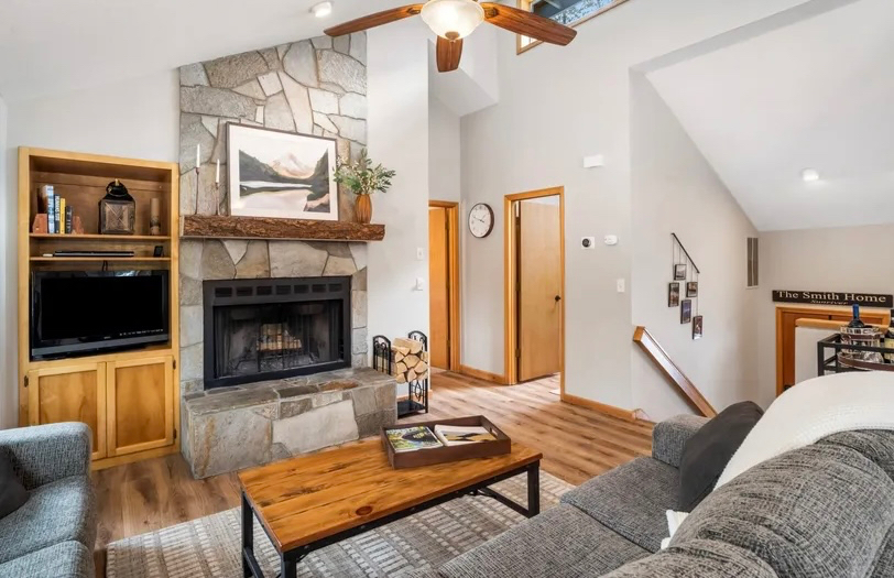 Beautiful home on the North end of Sunriver. 3 bedrooms 2 and 1/2 bath, family room plus a bonus/media room. Updated kitchen, new... - Photo 4