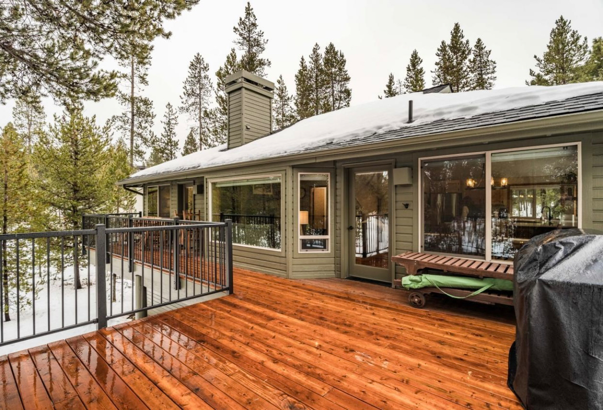 Beautiful home on the North end of Sunriver. 3 bedrooms 2 and 1/2 bath, family room plus a bonus/media room. Updated kitchen, new... - Photo 6