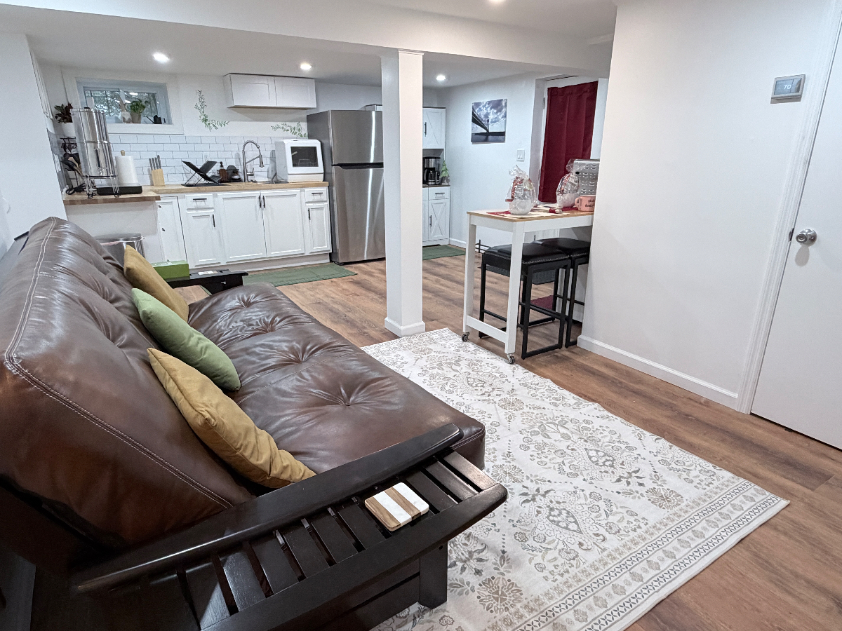Spacious 2 Bedroom Apartment in Floral Park Village - Photo 12