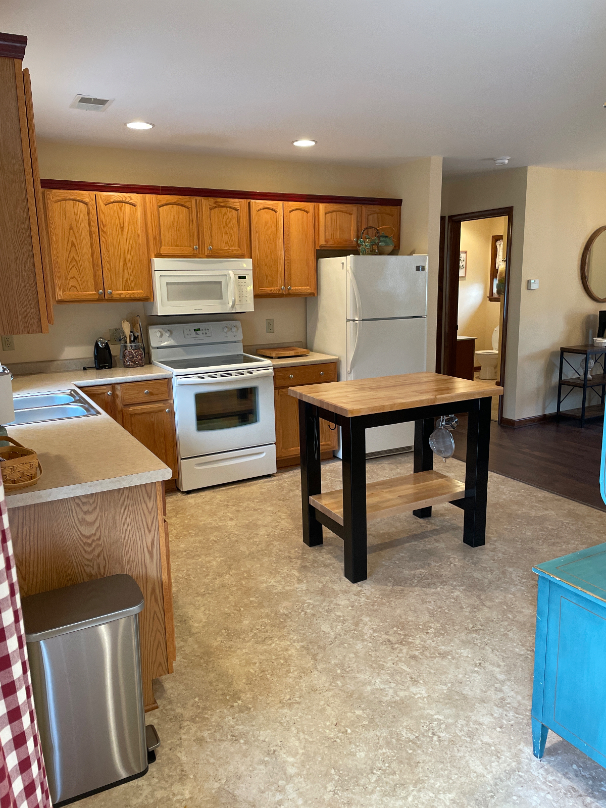 1BR/1BA with Off Street Parking, furnished & 15 Mins from Hospital - Photo 4