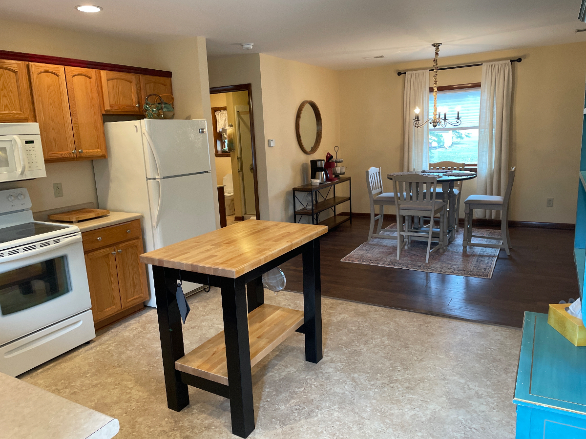 1BR/1BA with Off Street Parking, furnished & 15 Mins from Hospital - Photo 3