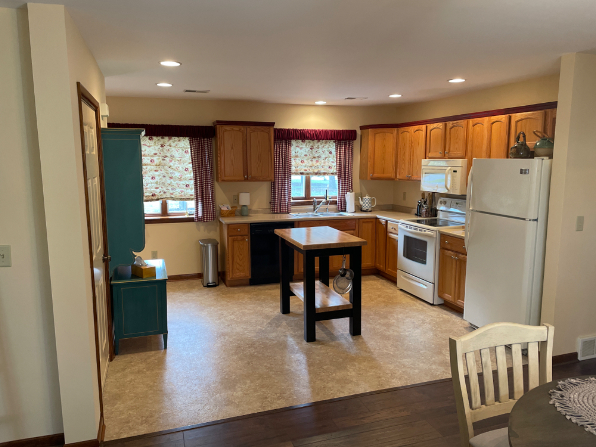 1BR/1BA with Off Street Parking, furnished & 15 Mins from Hospital - Photo 2