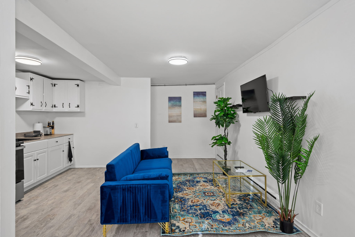 Charming 1 bedroom located in a quiet historic home - Photo 2