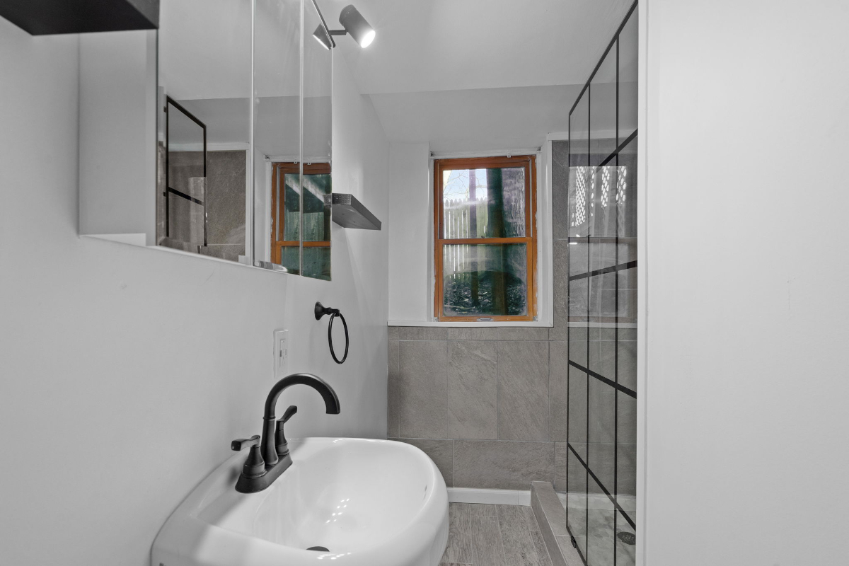 Charming 1 bedroom located in a quiet historic home - Photo 4