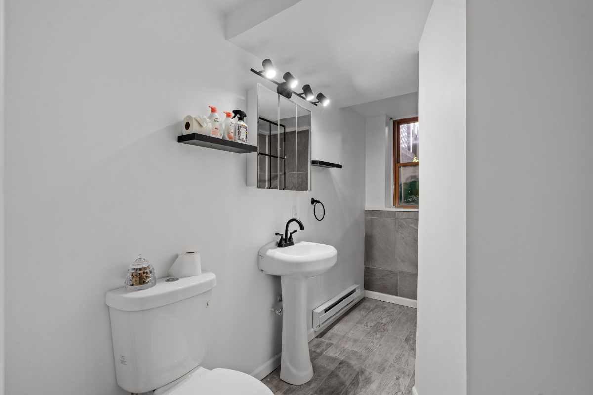 Charming 1 bedroom located in a quiet historic home - Photo 5