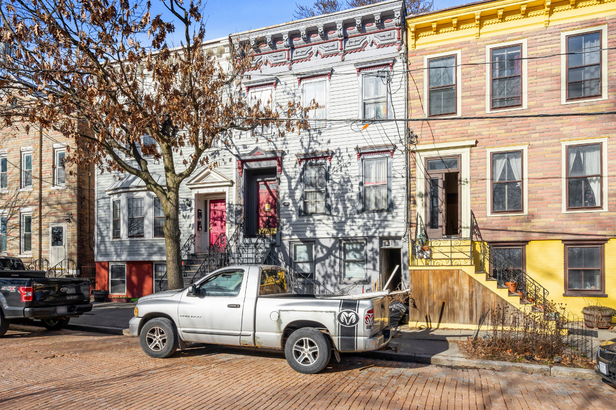 Charming 1 bedroom located in a quiet historic home - Photo 8