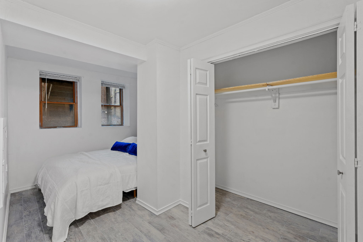 Charming 1 bedroom located in a quiet historic home - Photo 6