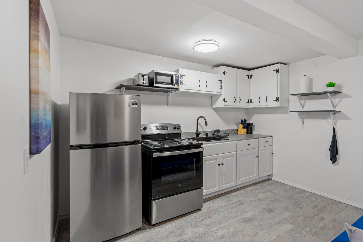 Charming 1 bedroom located in a quiet historic home - Photo 3