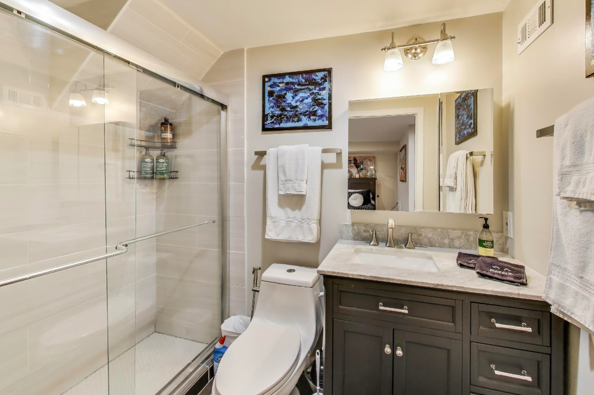 Luxury Furnished 1BR Retreat in DC, Queen Bed, Murphy Bed, In-Unit W/D, Walk to Metro, All Utilities - Photo 2