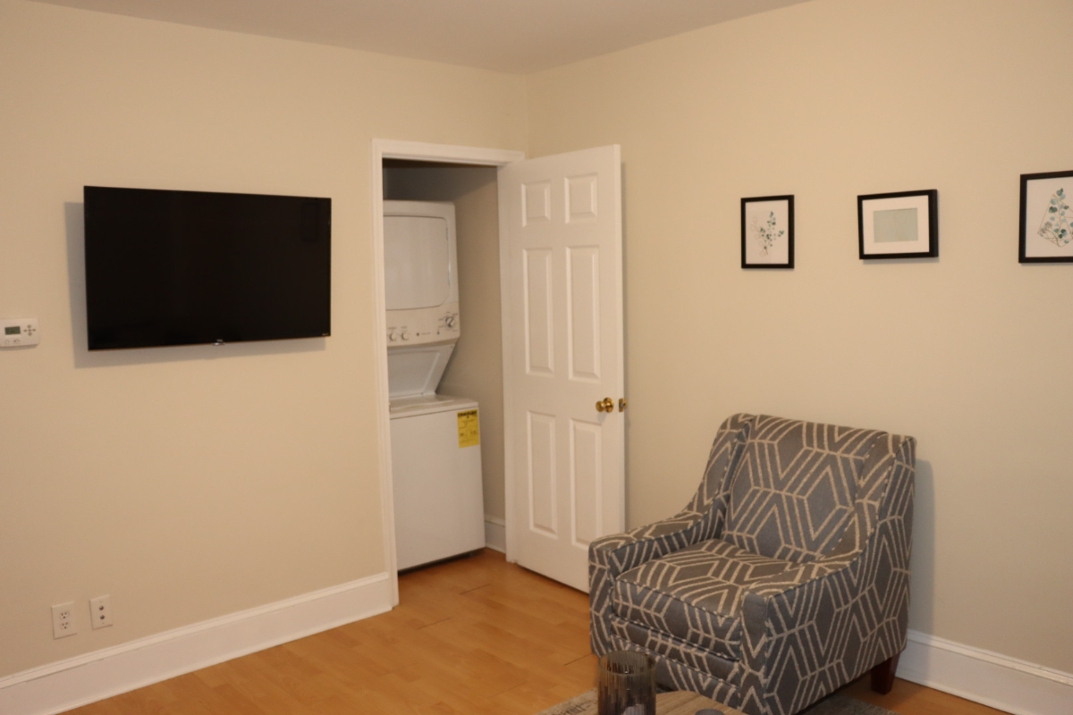 1 bed/1 bath - 85 Walk Score - W/D in unit - Pet-Friendly - Queen Bed - Photo 6