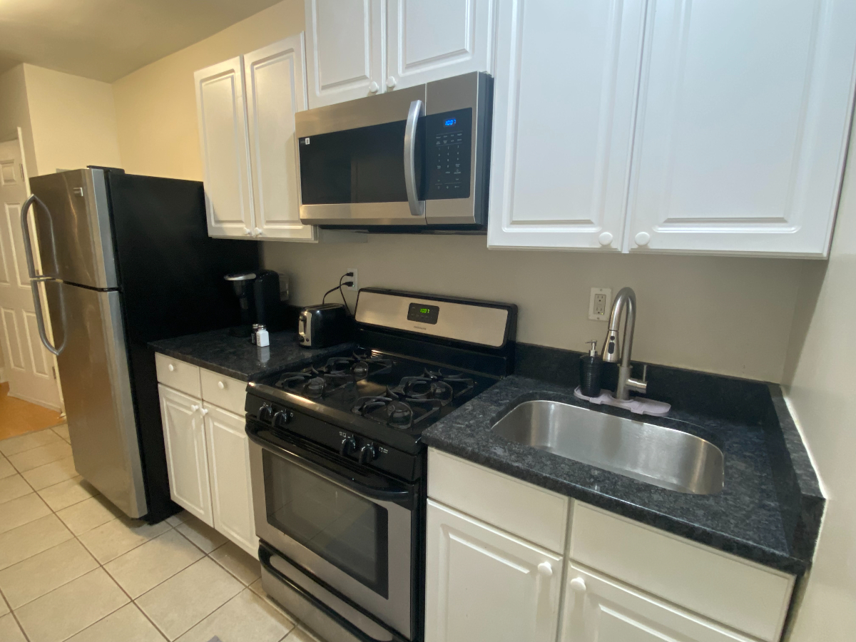 1 bed/1 bath - 85 Walk Score - W/D in unit - Pet-Friendly - Queen Bed - Photo 5