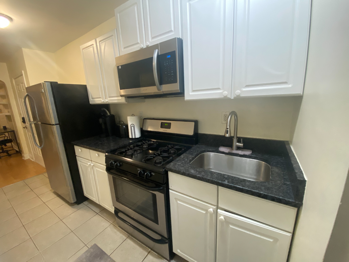 1 bed/1 bath - 85 Walk Score - W/D in unit - Pet-Friendly - Queen Bed - Photo 2
