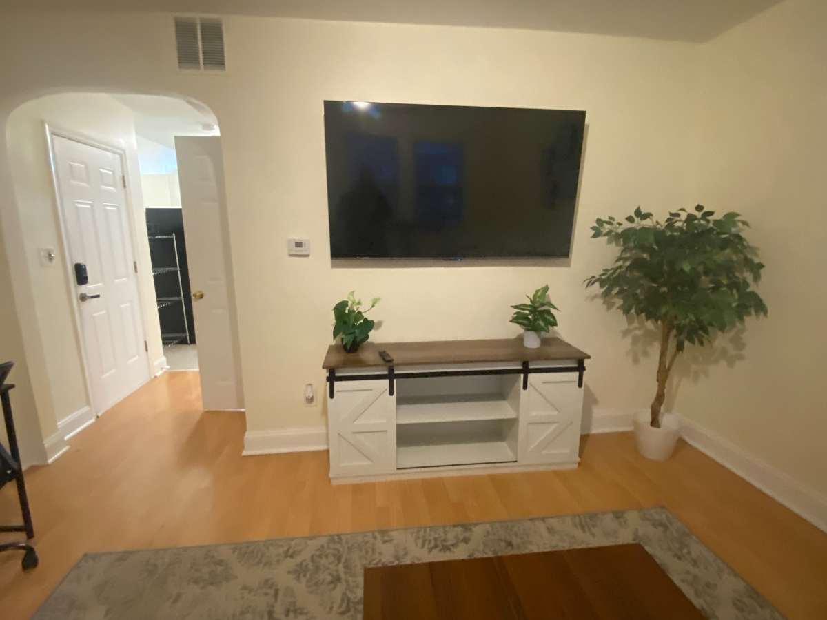 1 bed/1 bath - 85 Walk Score - W/D in unit - Pet-Friendly - Queen Bed - Photo 8