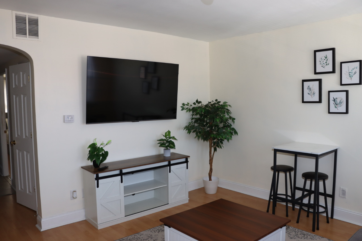 1 bed/1 bath - 85 Walk Score - W/D in unit - Pet-Friendly - Queen Bed - Photo 7