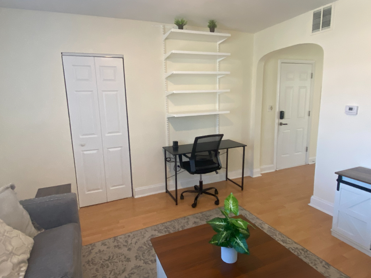1 bed/1 bath - 85 Walk Score - W/D in unit - Pet-Friendly - Queen Bed - Photo 6