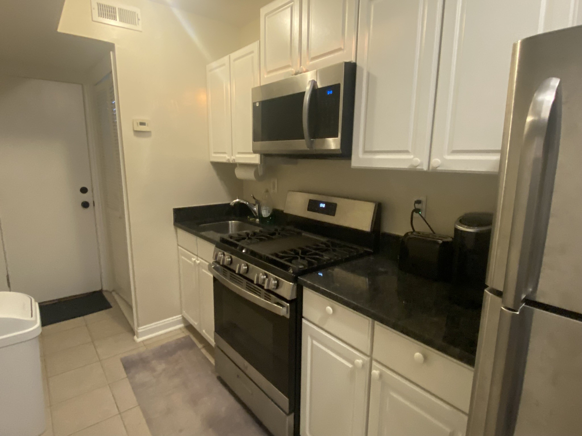 1 bed/1 bath - 85 Walk Score - W/D in unit - Pet-Friendly - Queen Bed - Photo 2