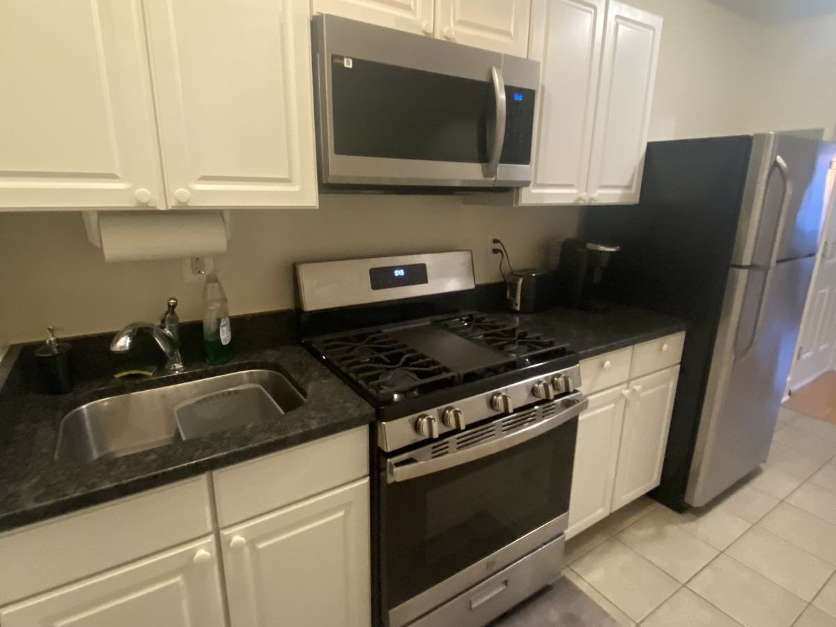 1 bed/1 bath - 85 Walk Score - W/D in unit - Pet-Friendly - Queen Bed - Photo 3