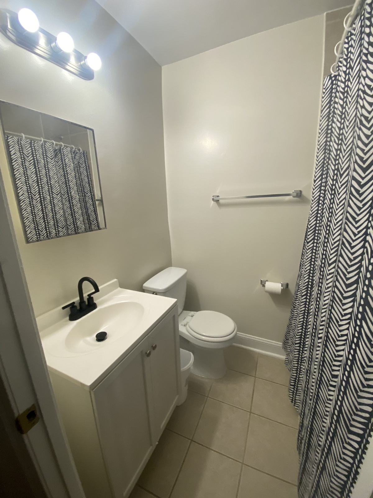 1 bed/1 bath - 85 Walk Score - W/D in unit - Pet-Friendly - Queen Bed - Photo 12