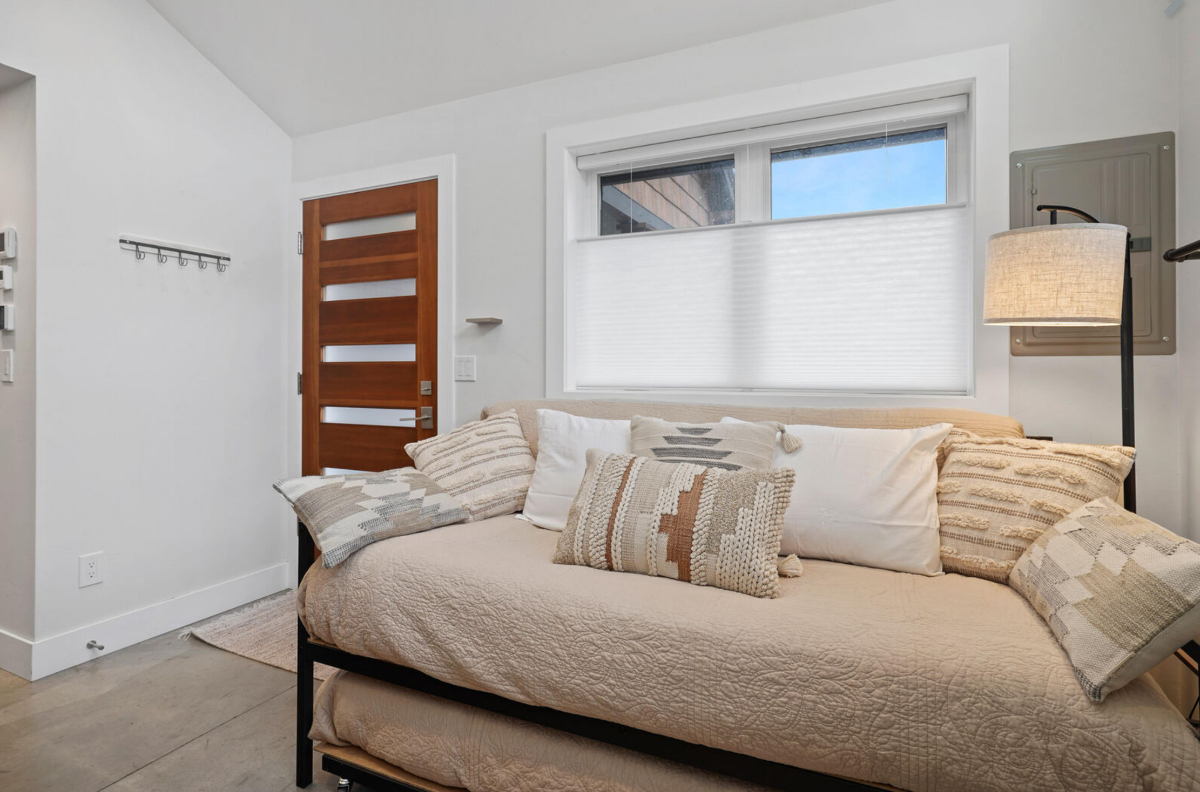 Discover Your Cozy Retreat - Charming 1-Bedroom ADU in a Tranquil Neighborhood. - Photo 3