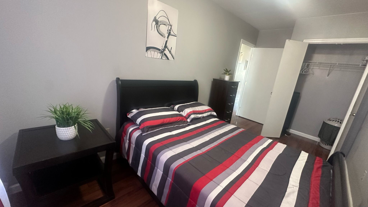 Spacious Quiet 2 Bedroom Apartment - Photo 9